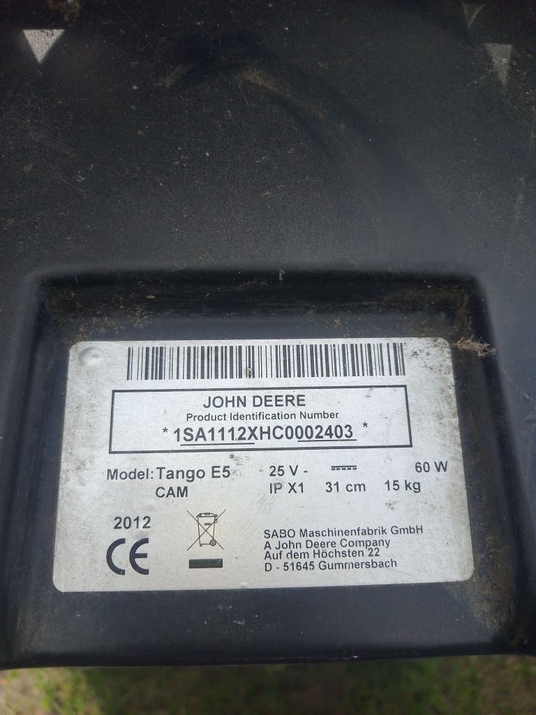 2 roboty koszące John Deere Tango E5