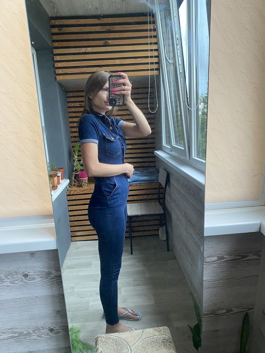 Продам жіночий джинсовий комбінезон.