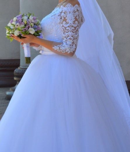 Весільна сукня білого кольору з відкритими плечами