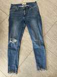 Spodnie jeans , dziury.