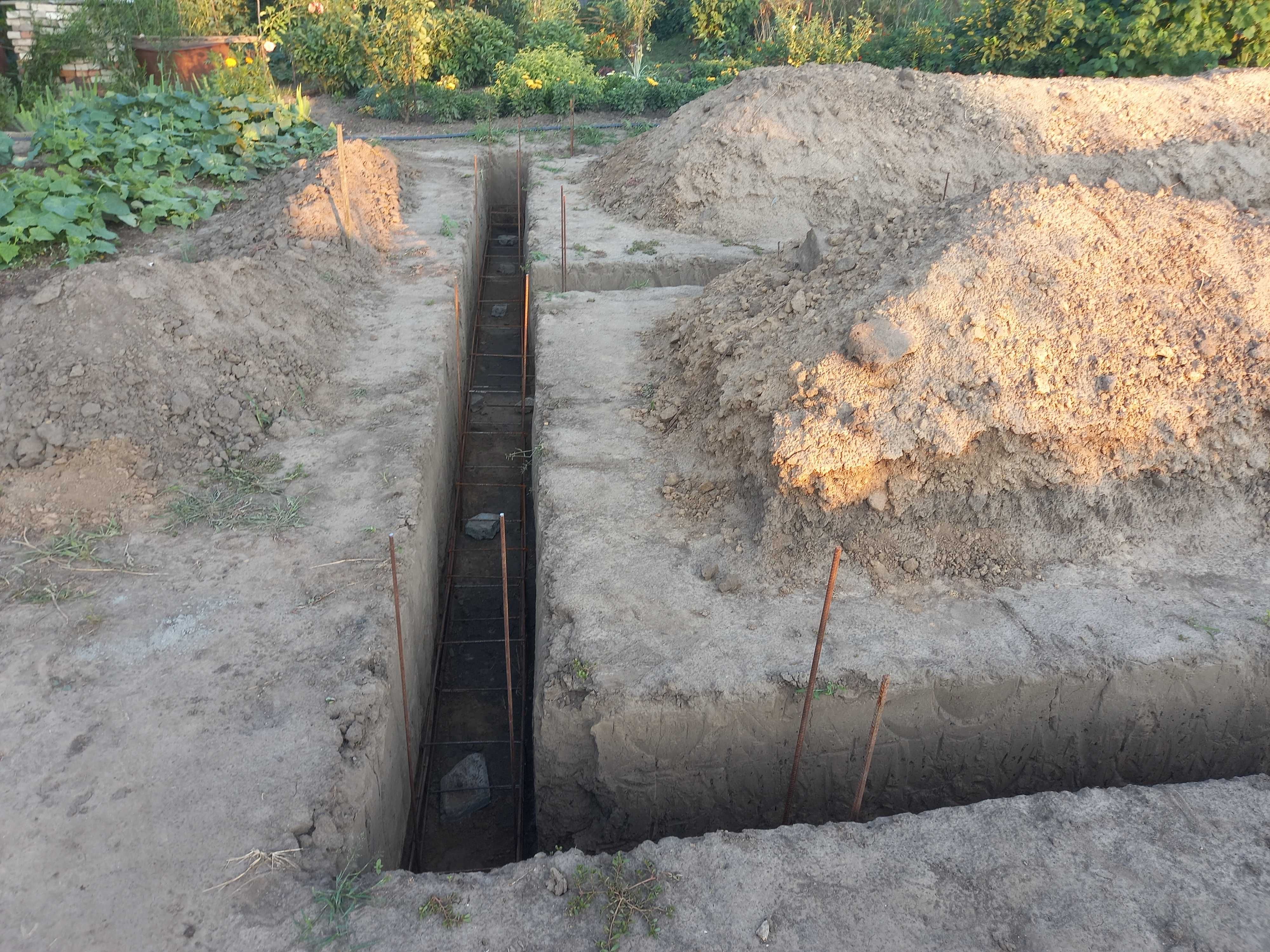 Копання траншей під фундамент, каналізацію та водопроводу.
