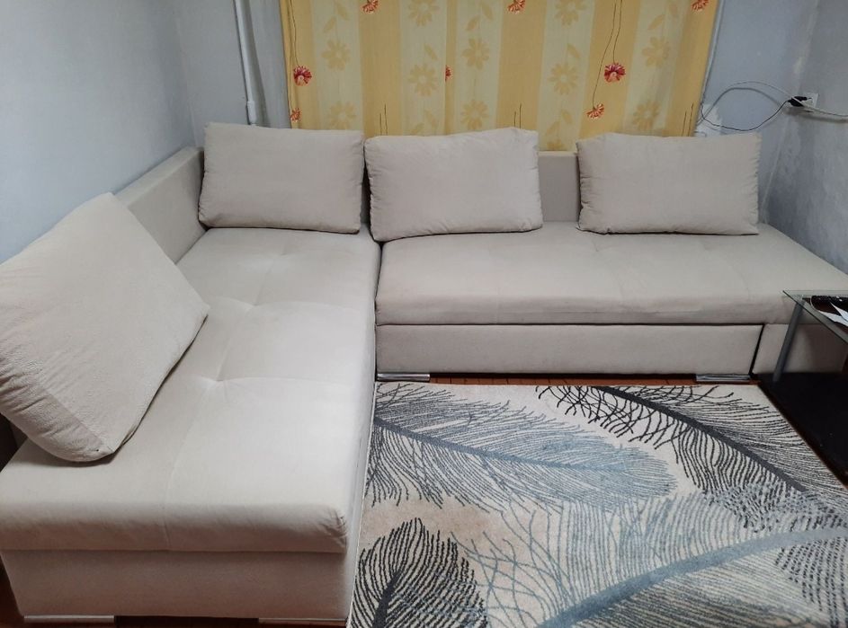 Продам диван угловой беж фирма Blest