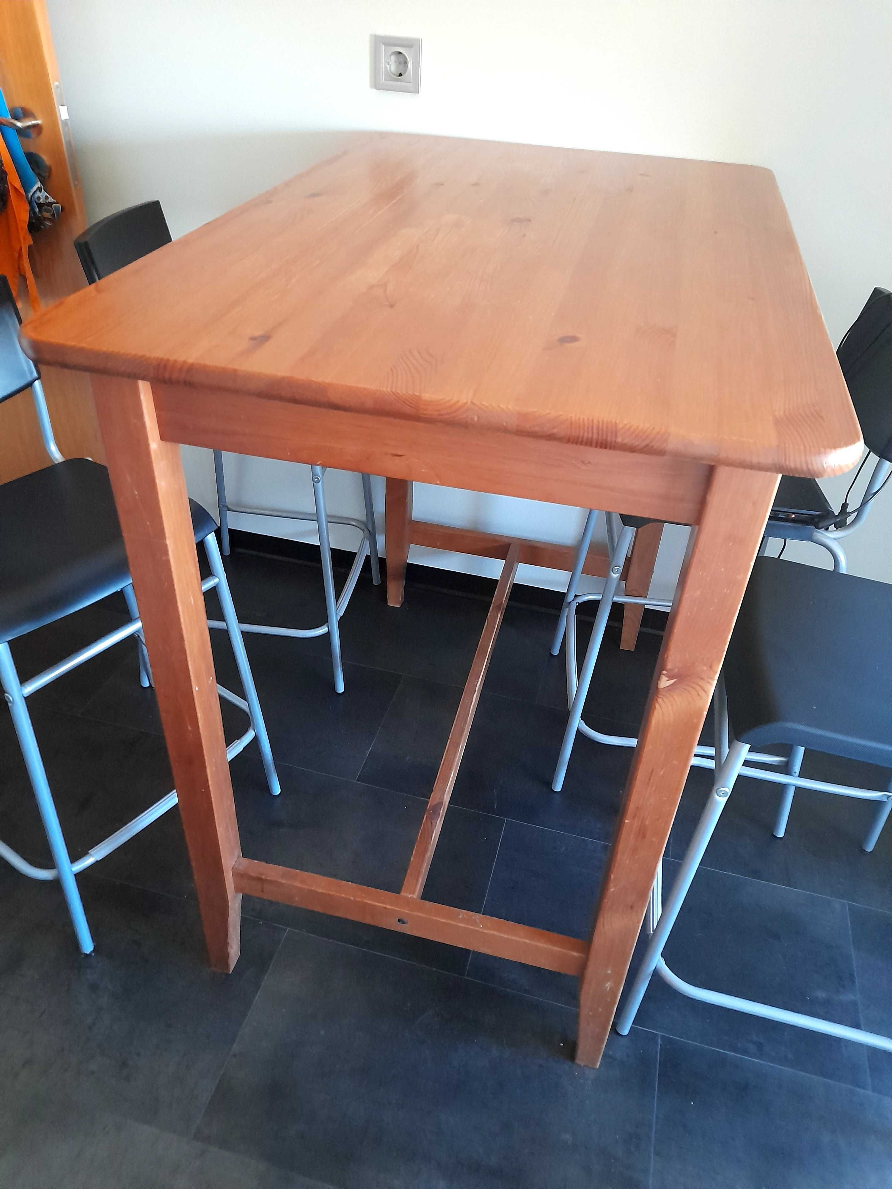 Mesa alta de mandeira