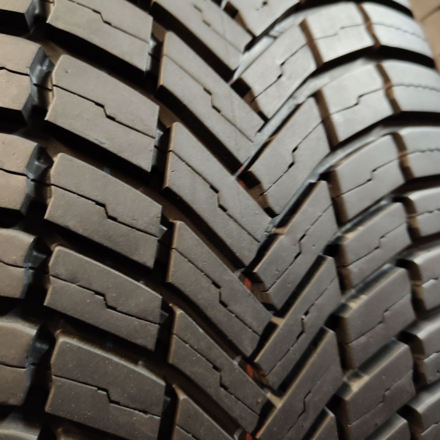 235/50/18 XL Sprzedam parę opon całorocznych Bridgestone