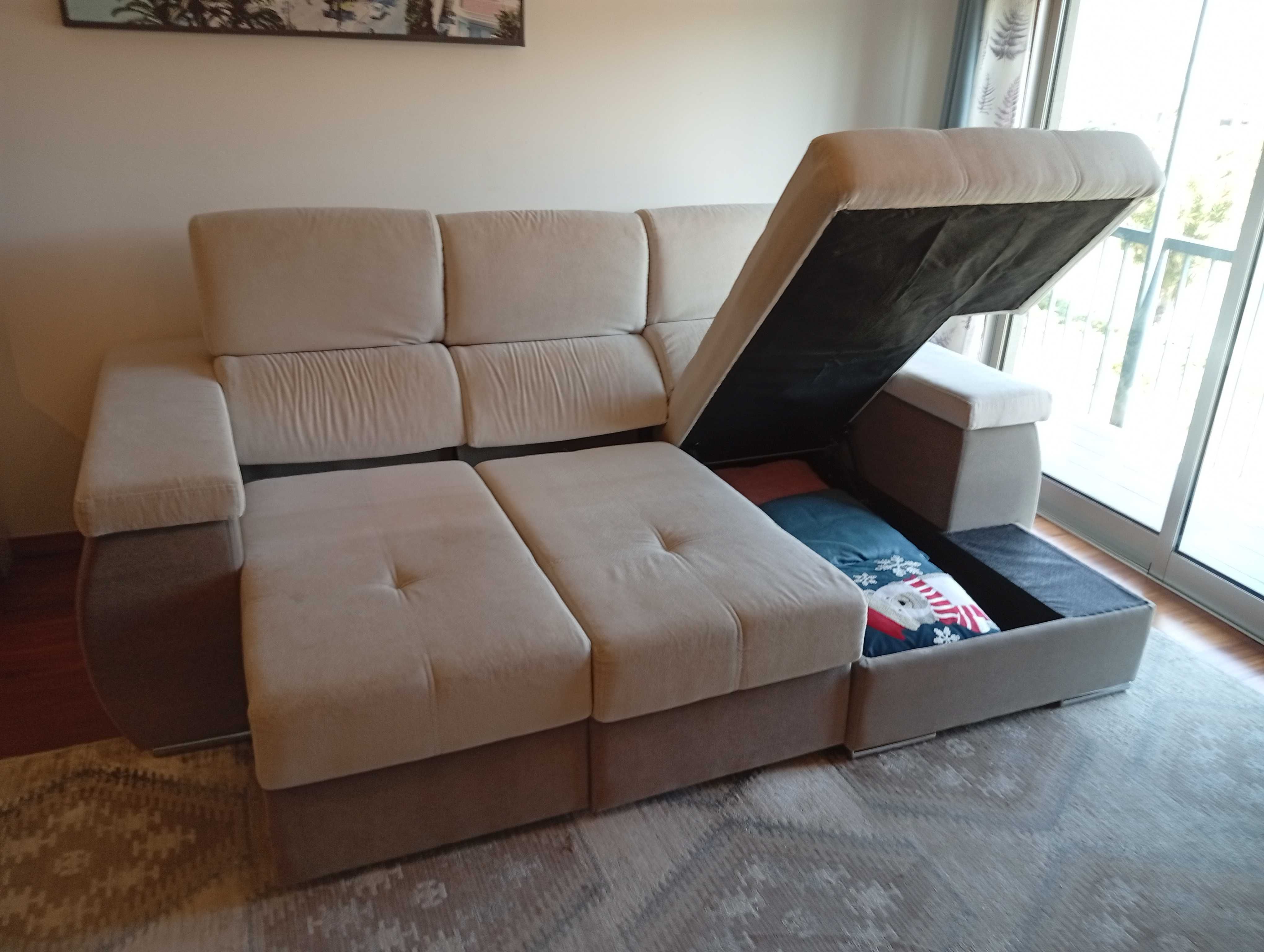 Sofá com chaise longue e arrumos