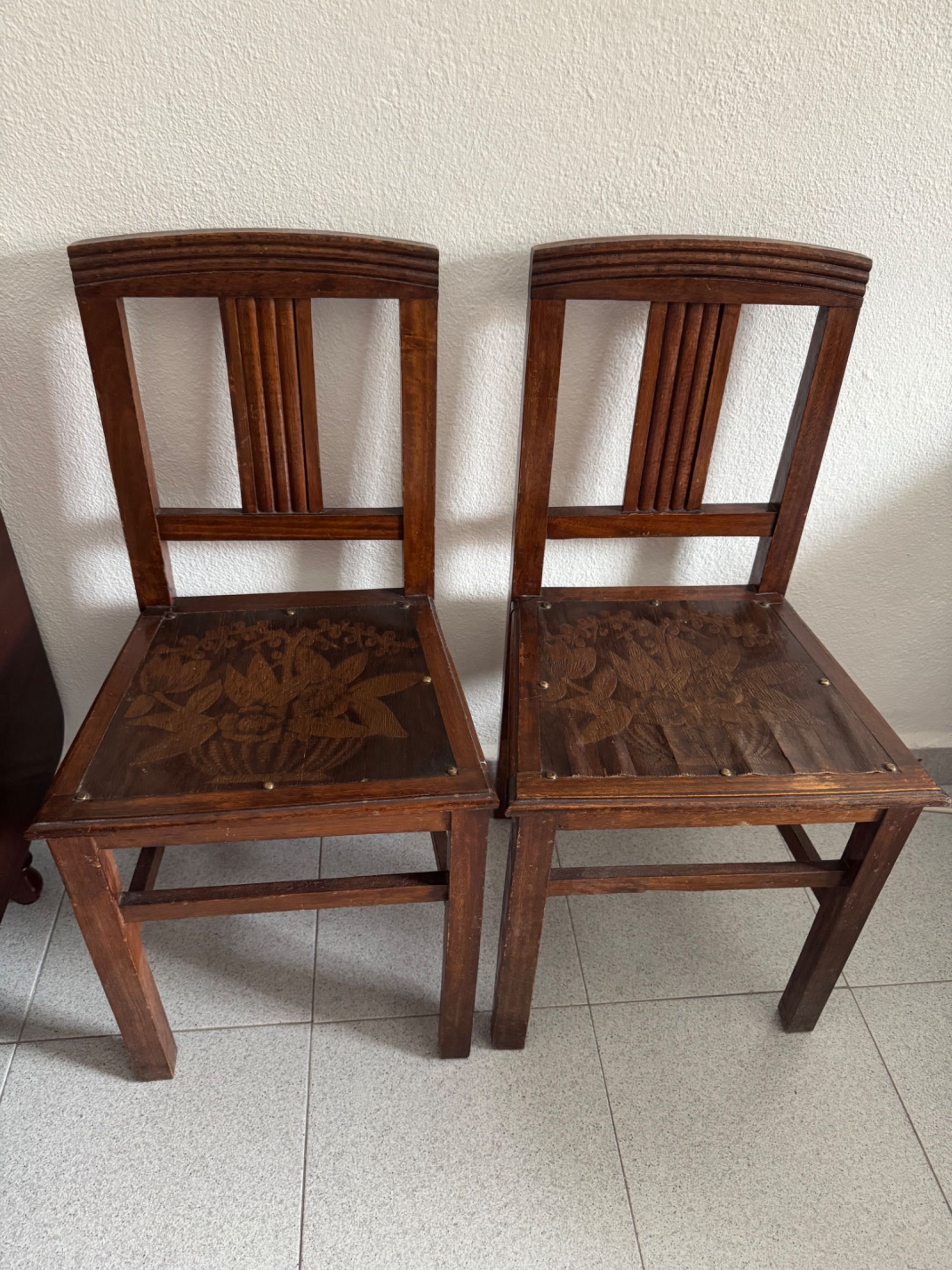 2 Cadeiras de madeira antiga