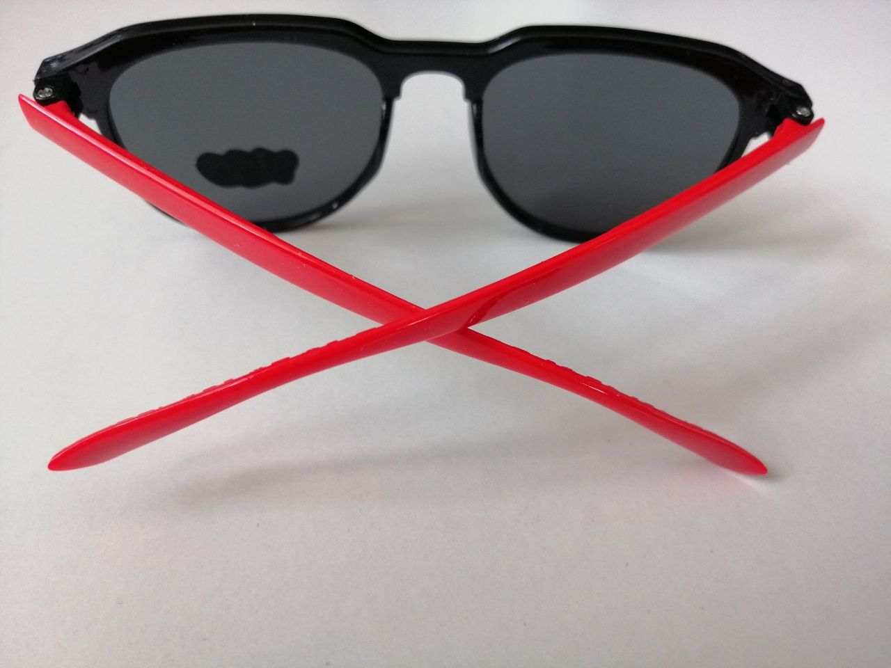 Nowe okulary przeciwsłoneczne dziecięce