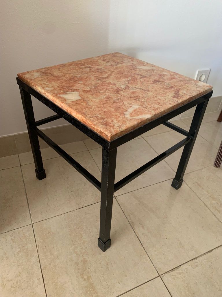 Mesa de apoio com tampo em mármore rosa/ salmão