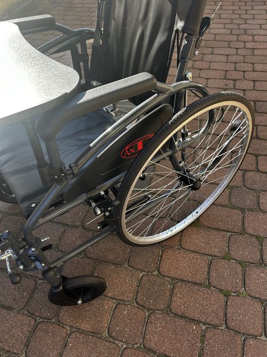 Wózek inwalidzki z funkcją rozkładania na płasko