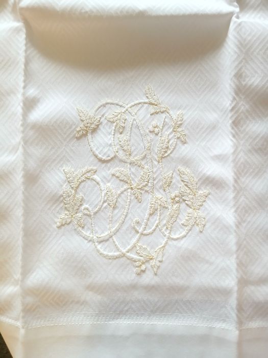 Toalha bordada, nova, 60 por 110 cm