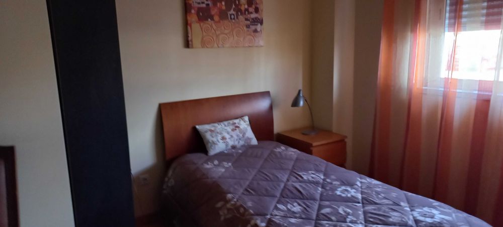 quarto mobilado c/janela