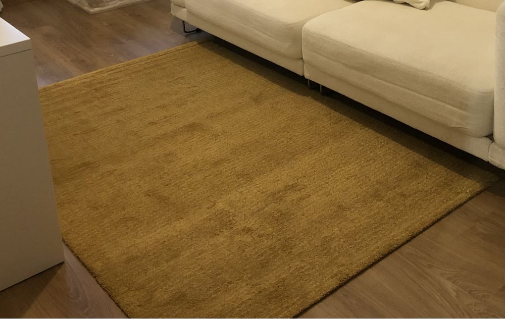Tapete IKEA amarelo torrado