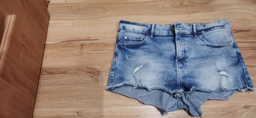 Krótkie spodenki 158cm firmy Cropp