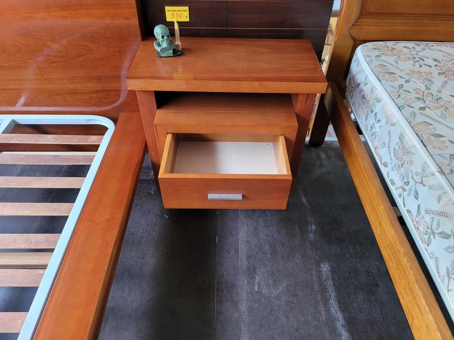 Conjunto de cama e duas mesas de cabeceira - Tudo em óptim