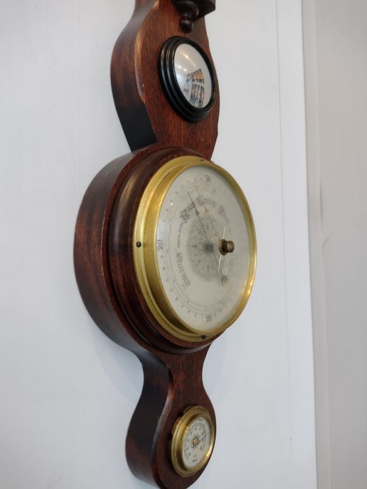Старинный барометр, погодная станция дерево . Германия.