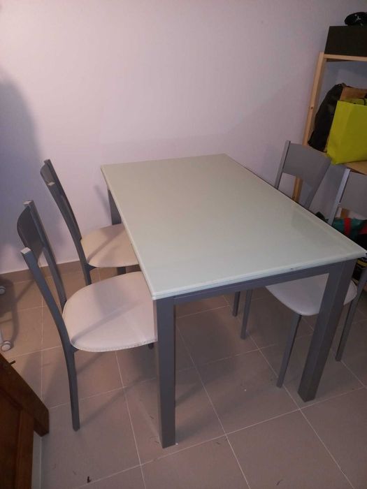 Mesa Extensível com 4 Cadeiras – Tampo de Vidro, Bom Estado