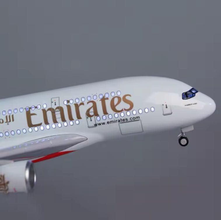 Emirates Airlines Airbus A380-800, com luz led na cabine do modelo
