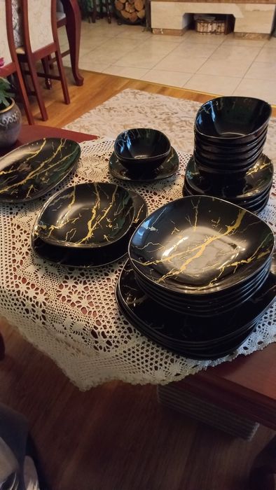 Serwis obiadowy nowy dla 6 osób /25 elementów/czarno-złoty