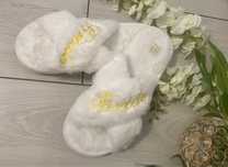 Kapcie ślubne, buty z futerkiem biale, zloty napis bride, dekoracje