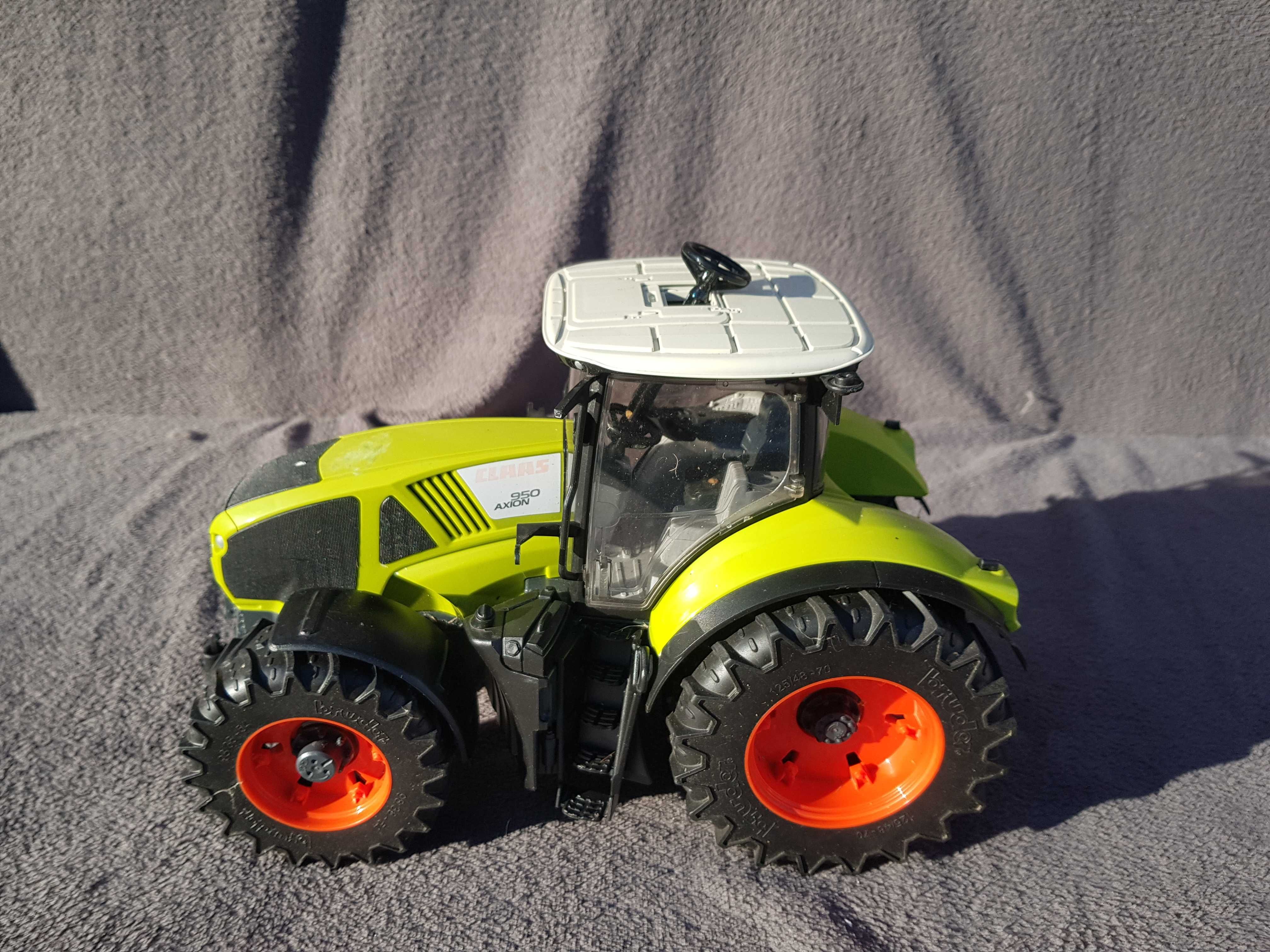 Bruder Claas Axion 950 Traktor