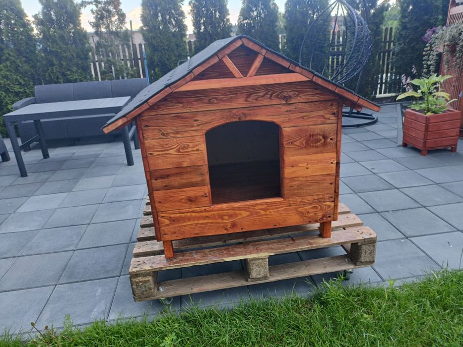 Buda ocieplana  dla psa solidna
