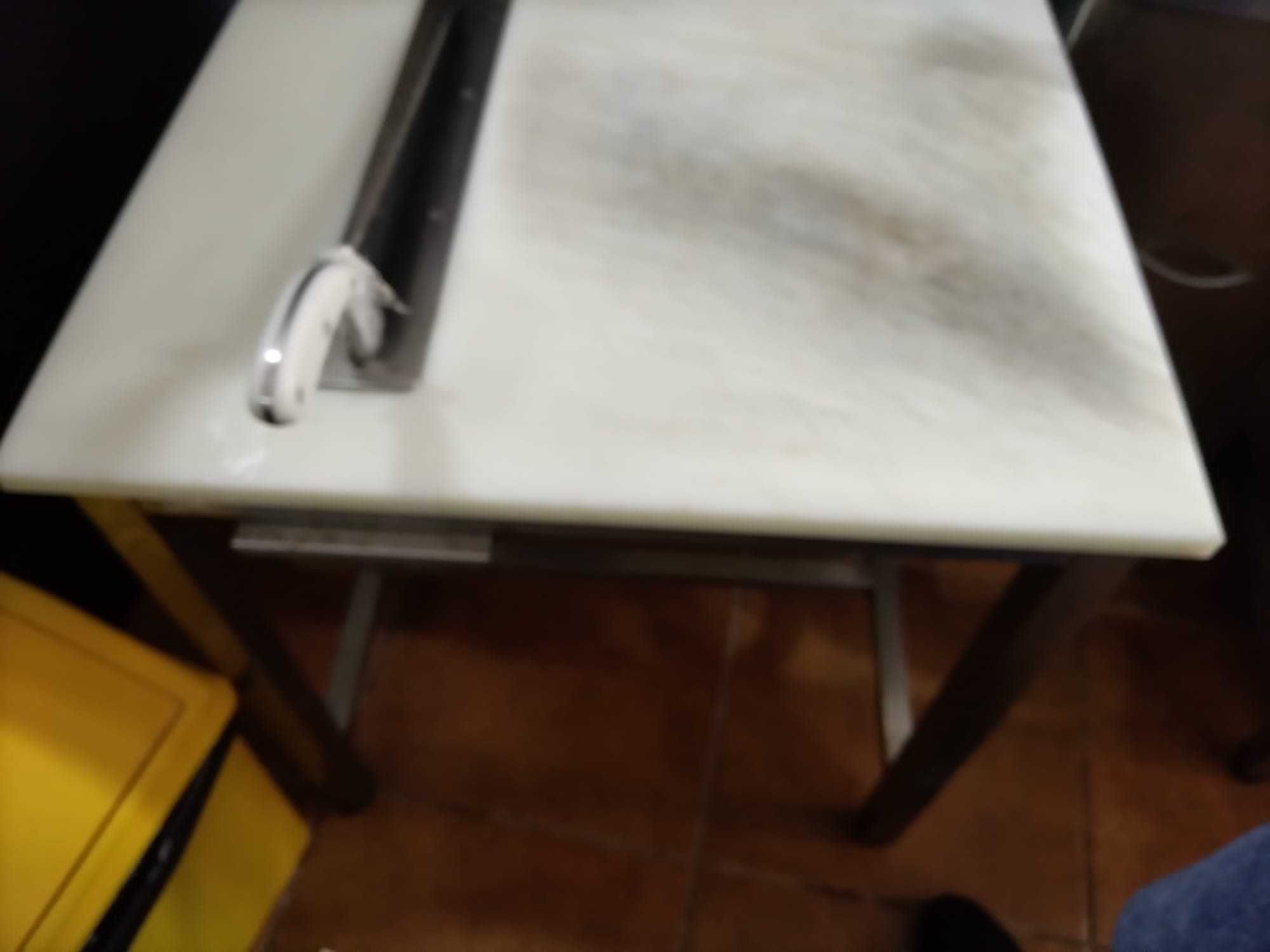 Mesa/Balcão/Bancada de inox de corte de bacalhau com faca Supermercado