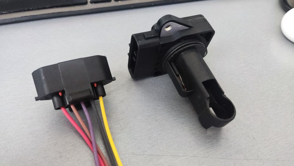 Датчик расхода воздуха, расходомер 22204-33010 toyota  1.4 diesel