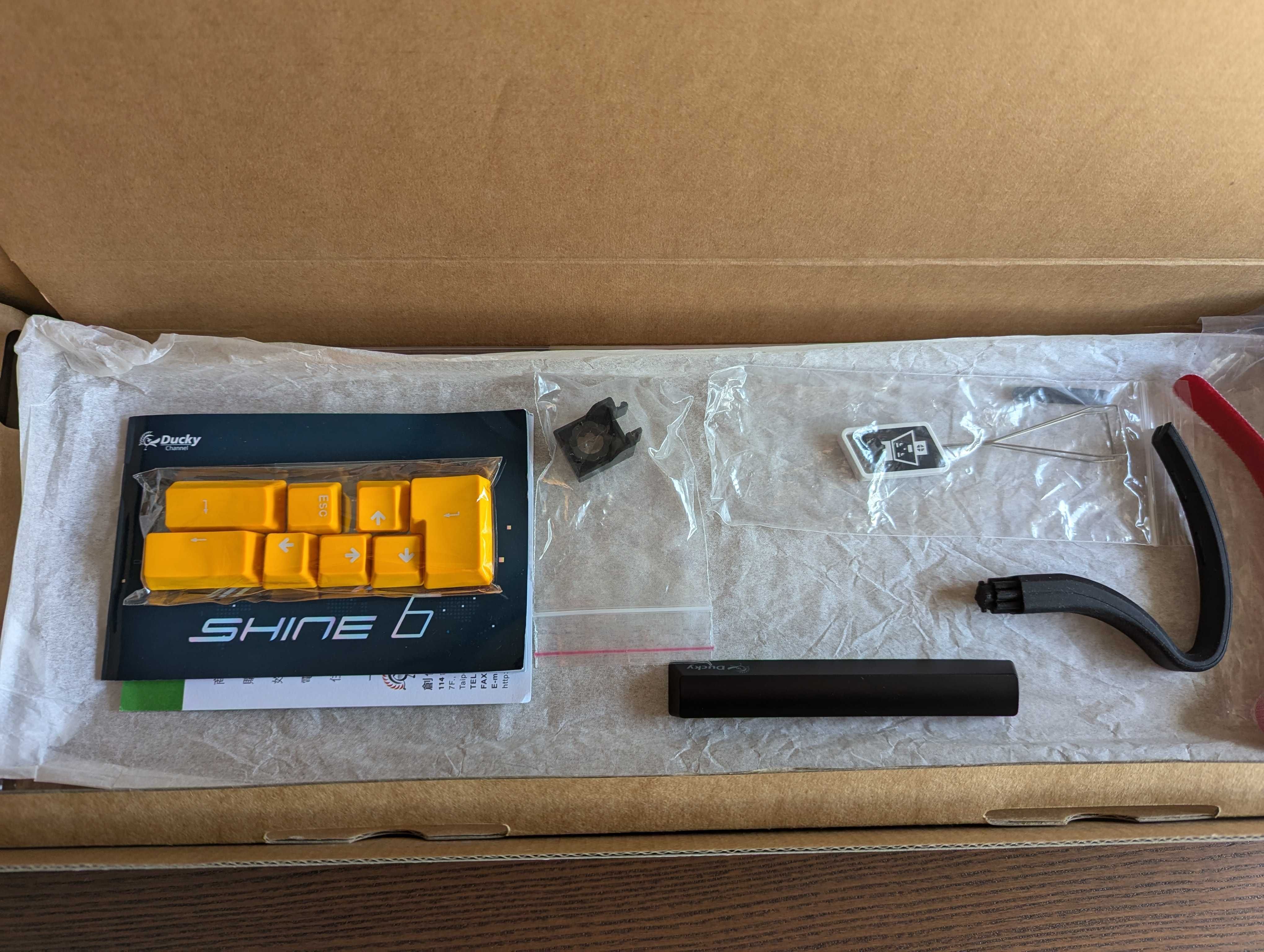 Teclado Ducky Channel Shine 6 / Cherry MX Red Switch /  Layout PT