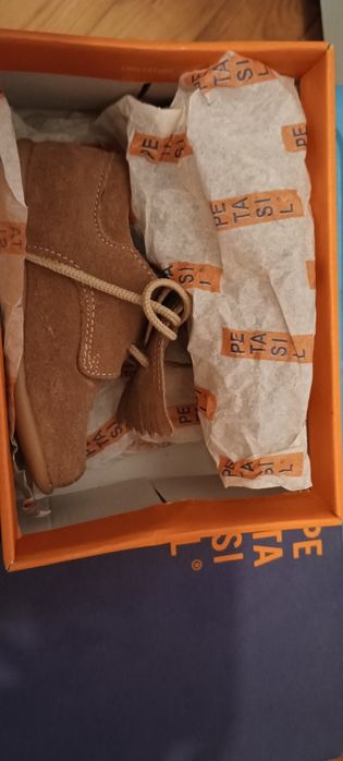 Botas carneiras em pele com sola flexível. Tamanho 22.