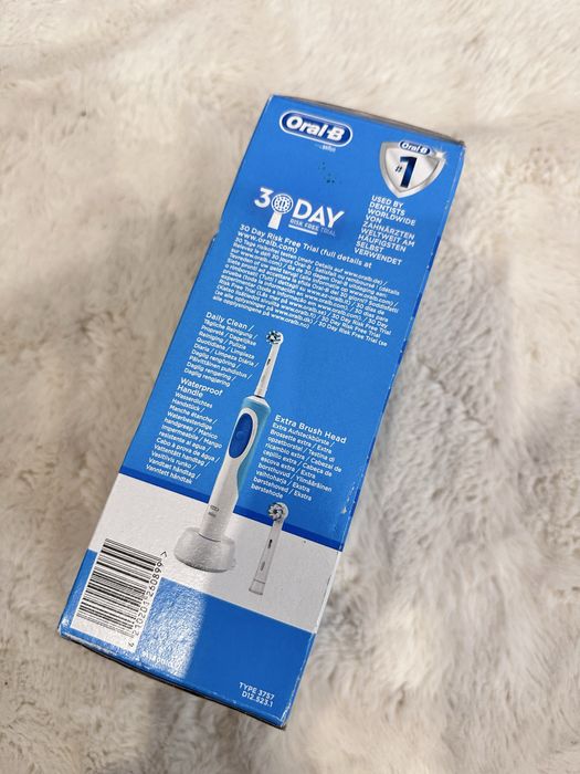 Електрична зубна щітка Oral-B D12 Starter Pack Braun