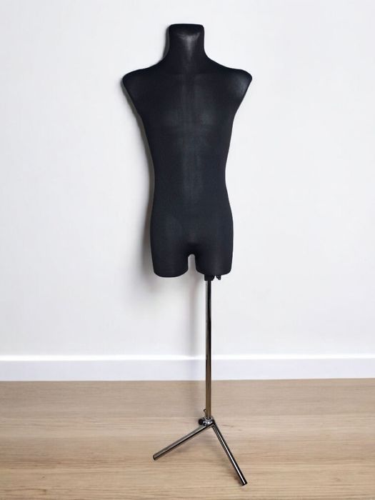 Manekin ekspozycyjny męski krawiecki w koszulce na nodze metalowej