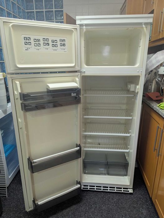 Frigorífico de encastrar Teka — usado, em bom estado