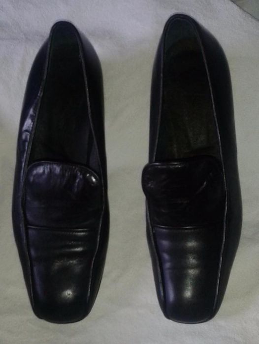 Vendo sapatos pretos em pele