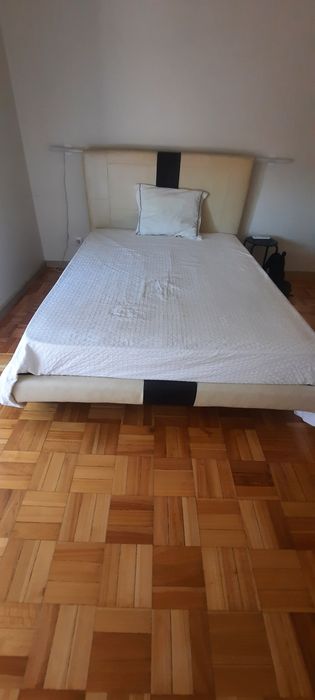 Cama e colchão usados