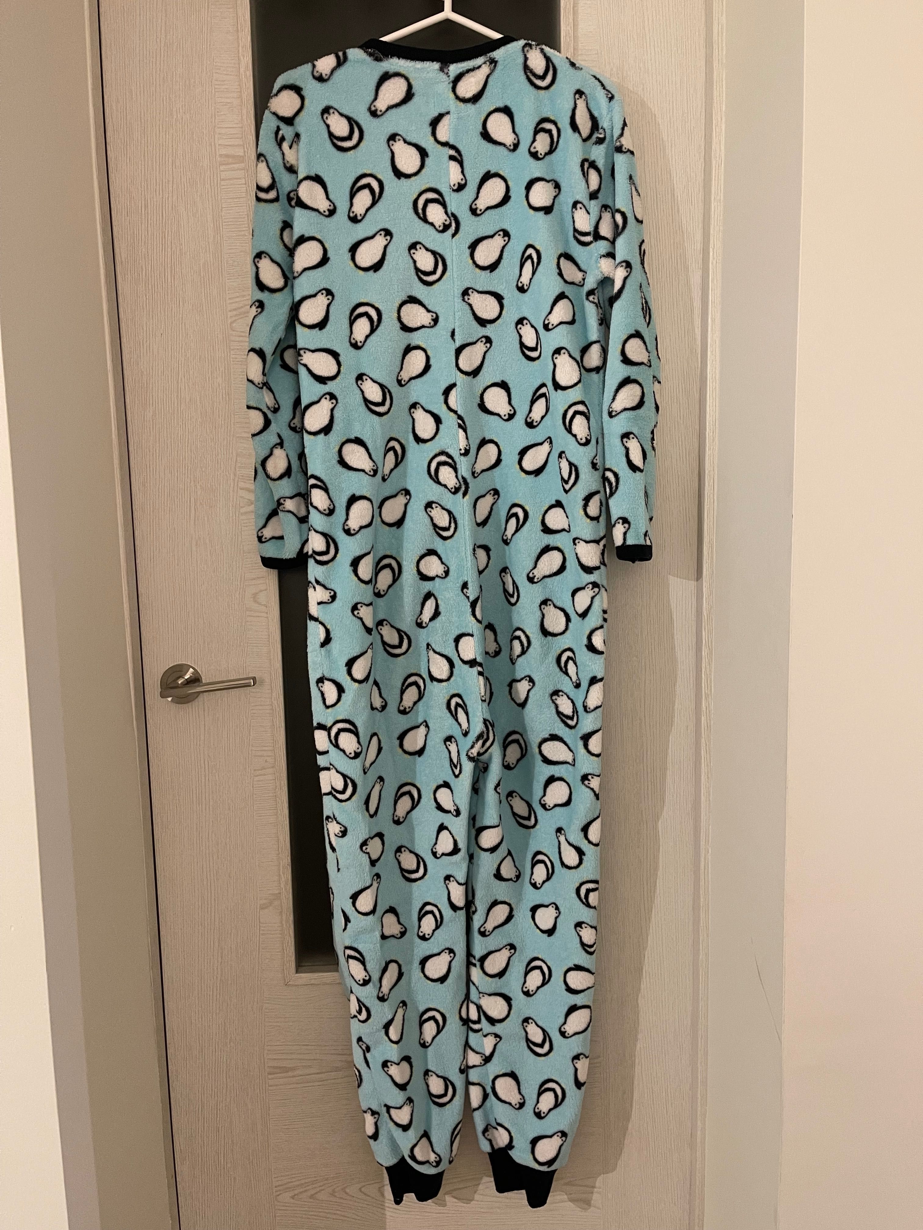 Pijama estilo babygrow azul com pinguins