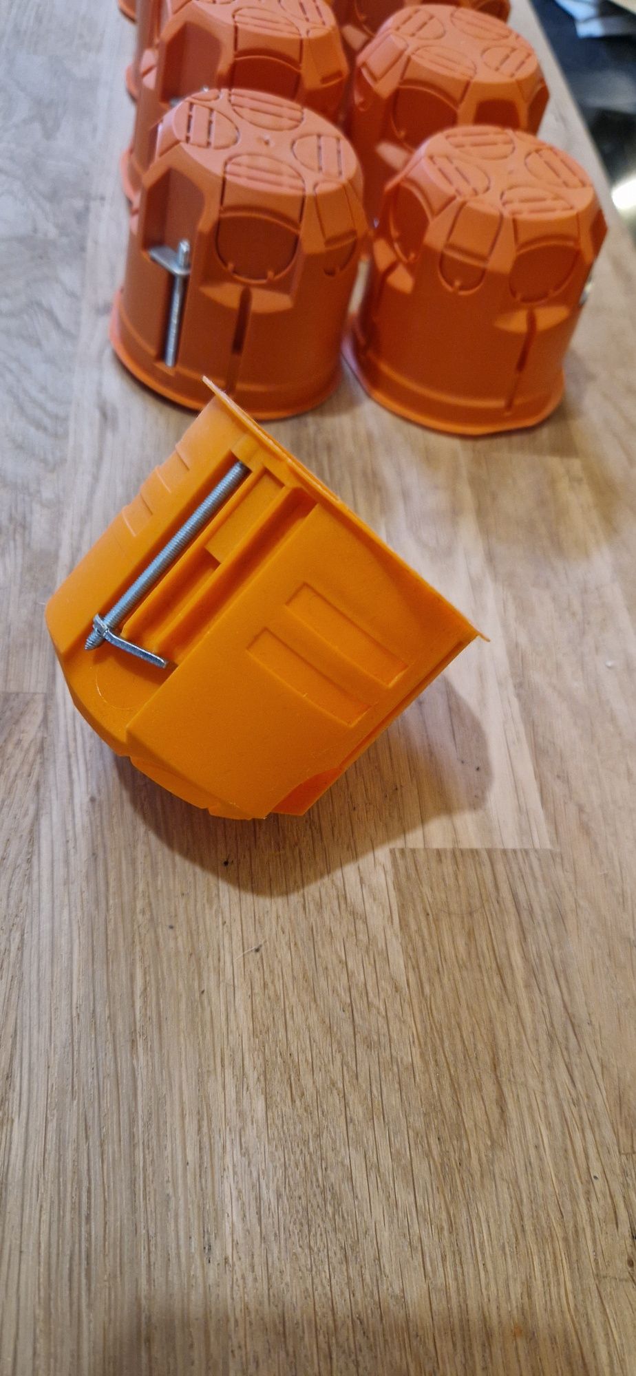 Puszki instalacyjne podtykowe - 11 szt. / NOWE