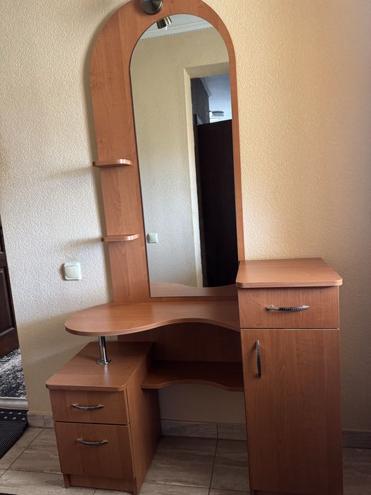 Трюмо з дзеркалом