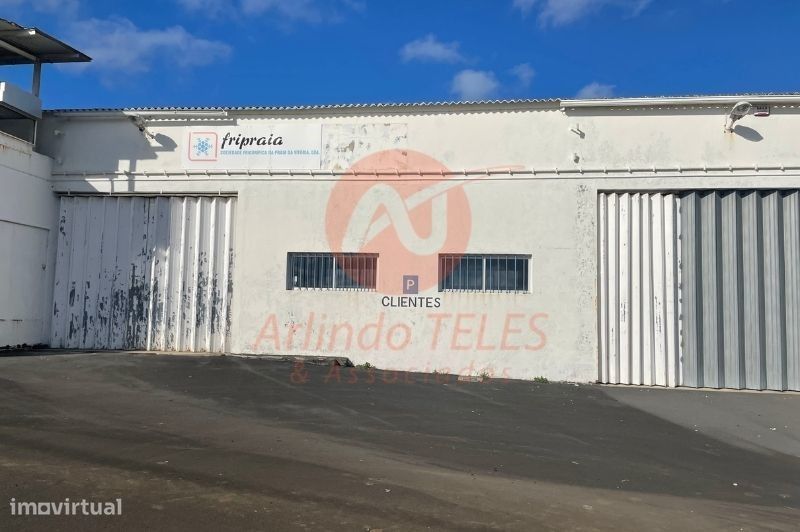 Armazém com parque estacionamento