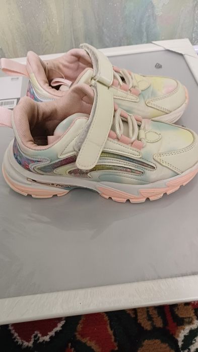 Кросівки дівчинка