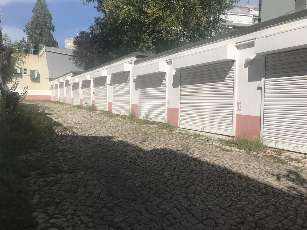 Alugo garagem / box na Estrada dos Arneiros Benfica