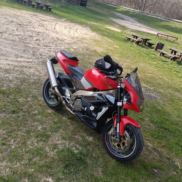 Sprzedam  Aprilia Tuono Rsv 1000  w stanie idealny