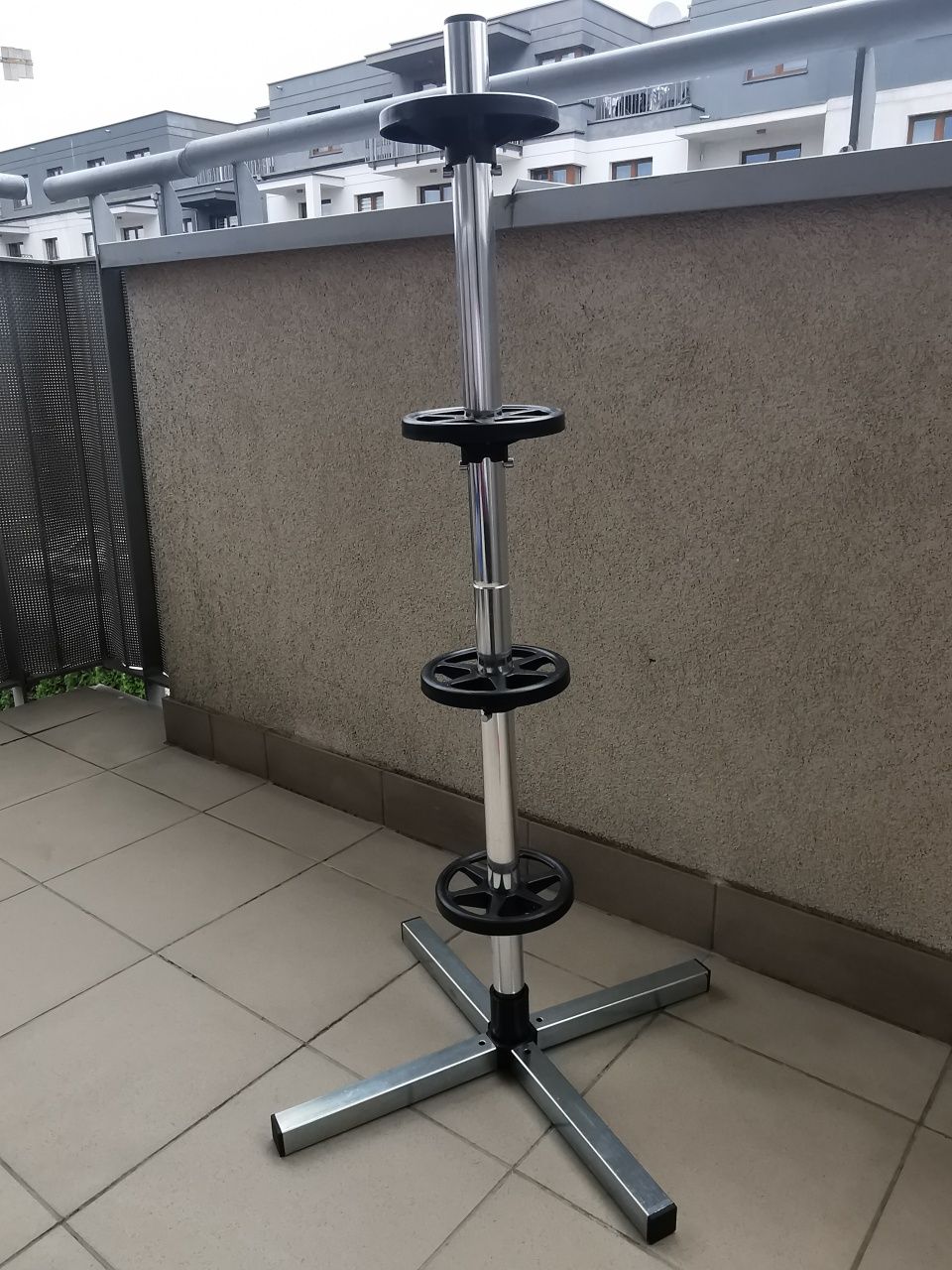 Stojak na koła samochodowe