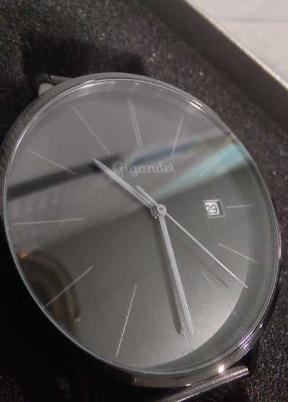 Relógio Gigandet preto minimalista