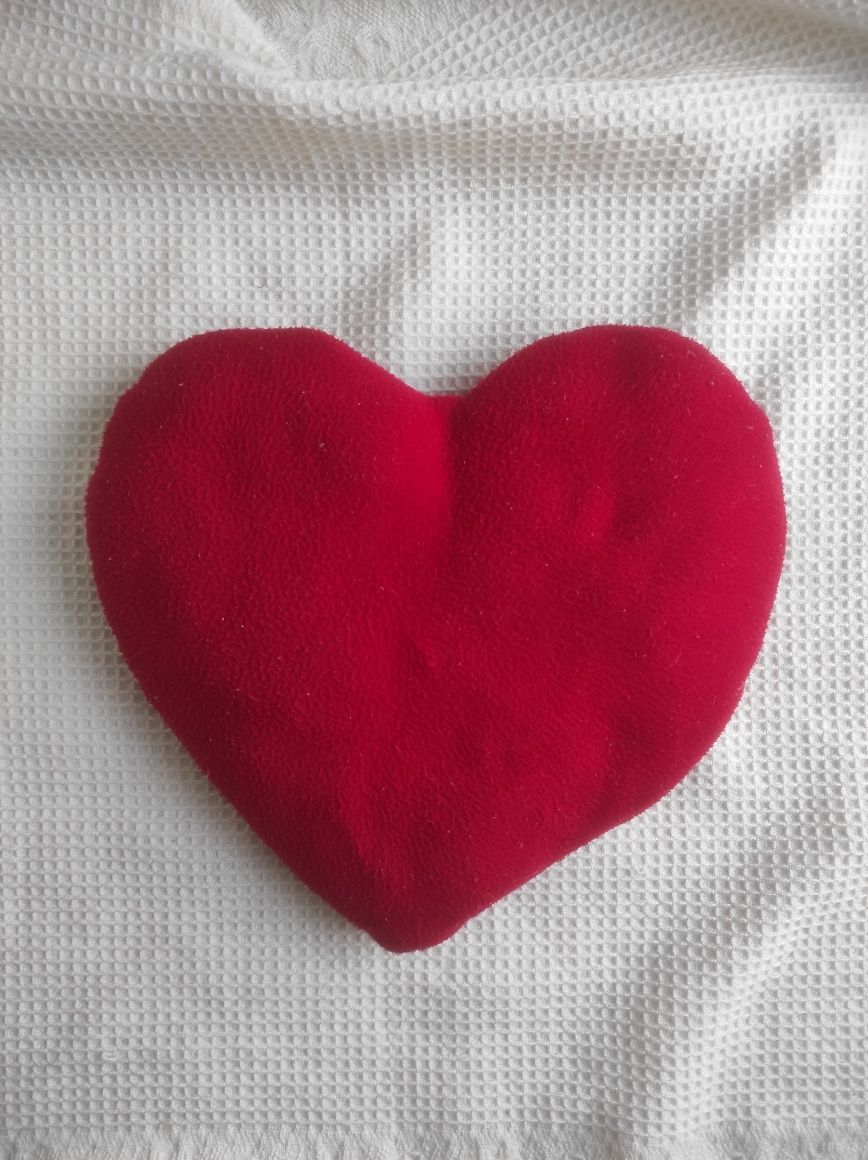 Czerwona poduszka serce