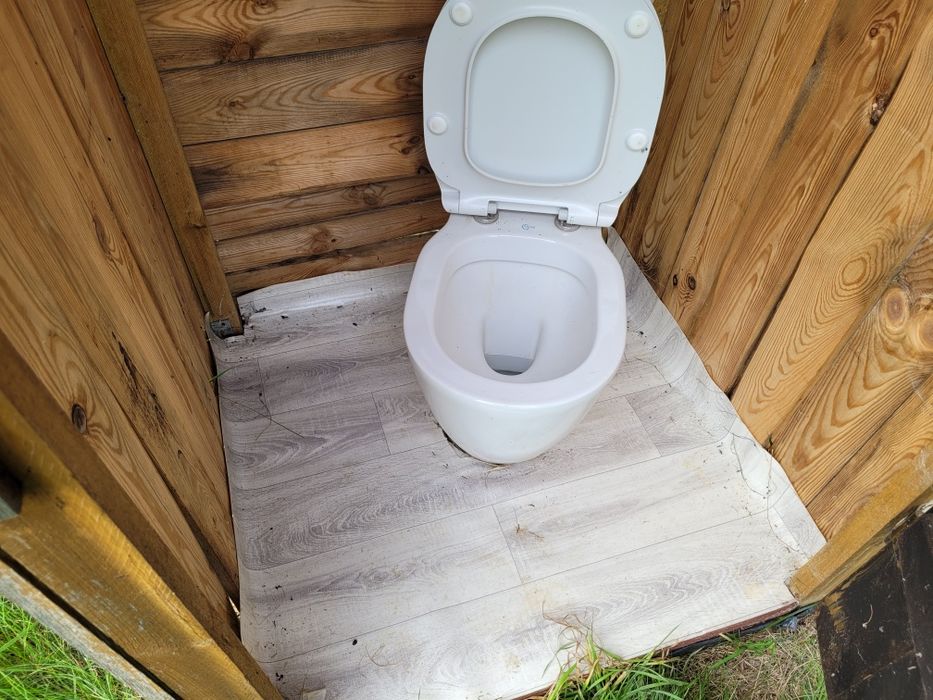 Tojii tojii akuku Kibelek WC latryna
