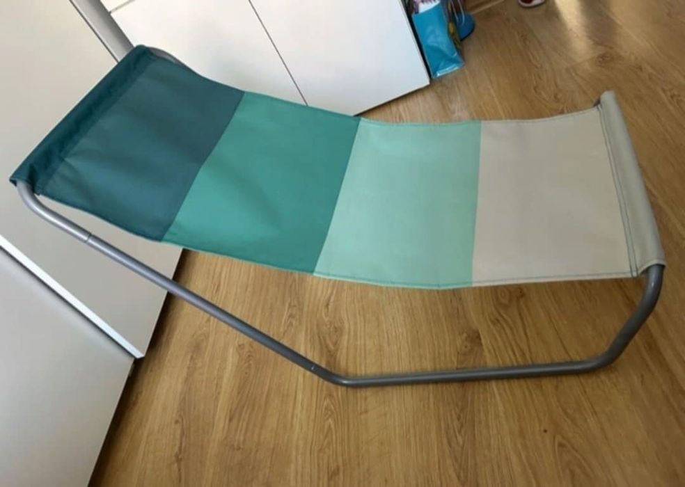 dwa składane leżaki ogrodowe