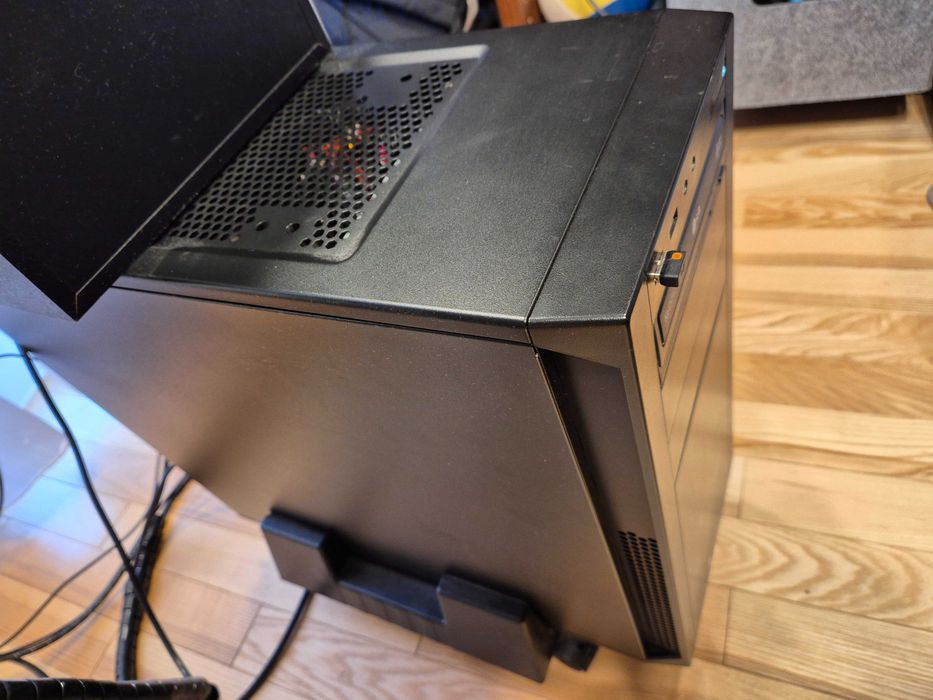 Komputer stacjonarny (i7-5820K + NVidia GTX 1070 + 32GB RAM + 2.5TB)