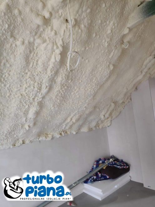 Ocieplanie poddasza pianka PUR Ocieplenia dachu piana