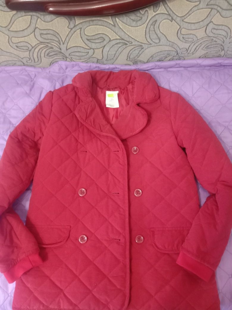 Красное пальто на теплую осень, весну на рост 132-140 см