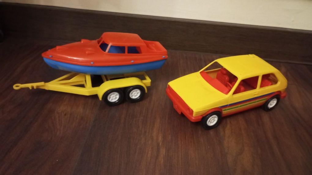 WADER DDR Volkswagen Golf z przyczepą i łodzią